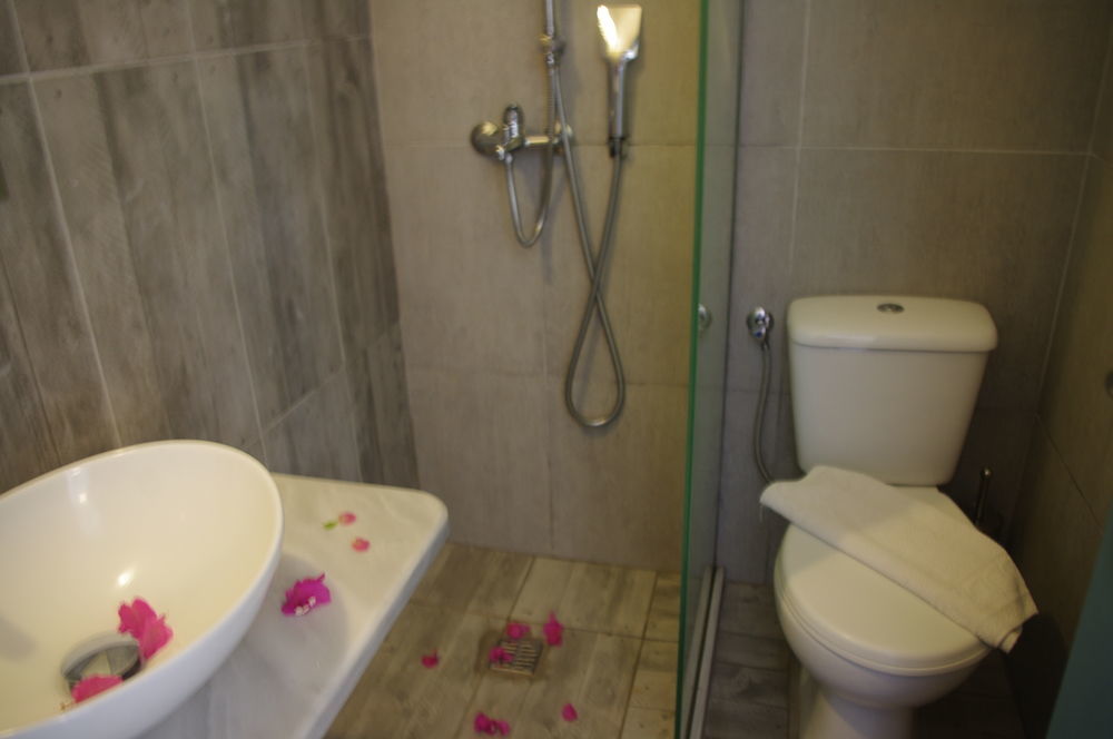 Iris Boutique Hotel Kamári Екстериор снимка